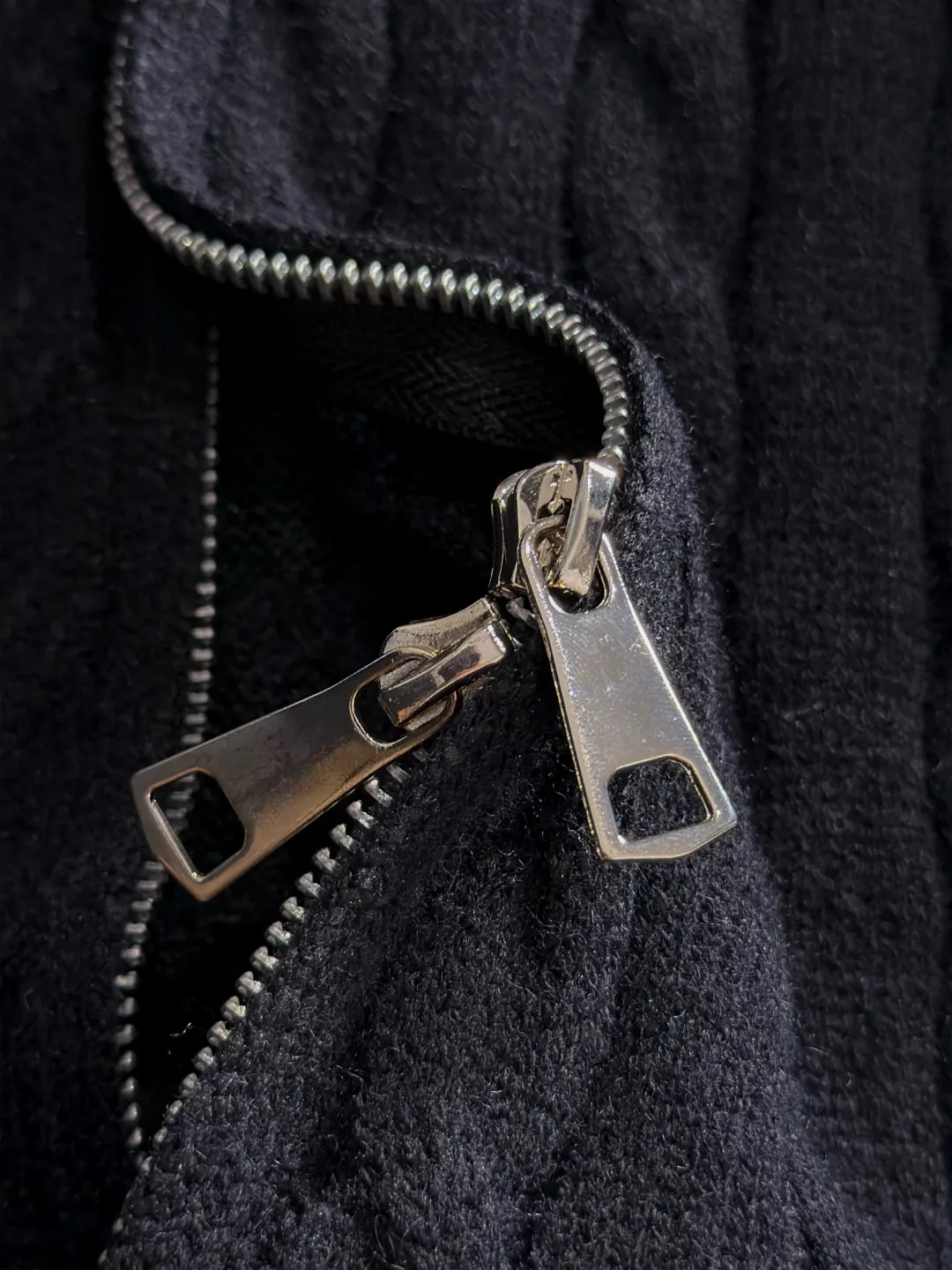 Next day shipment P225 Balenciaga 2026 Autumn and Winter latest sweater from official website, now on sale at counters simultaneously Hot Sale! Specially made of wool blended fabric. It feels comfortable and can be directly in contact with the skin. The logo badge is exquisitely embroidered, which is extremely eye-catching! The details highlight the fashionable charm of big brands. Exquisite workmanship. Three-dimensional cutting style. The wearing effect is invincible and handsome! All three standards are complete! Sizes:M-3XL